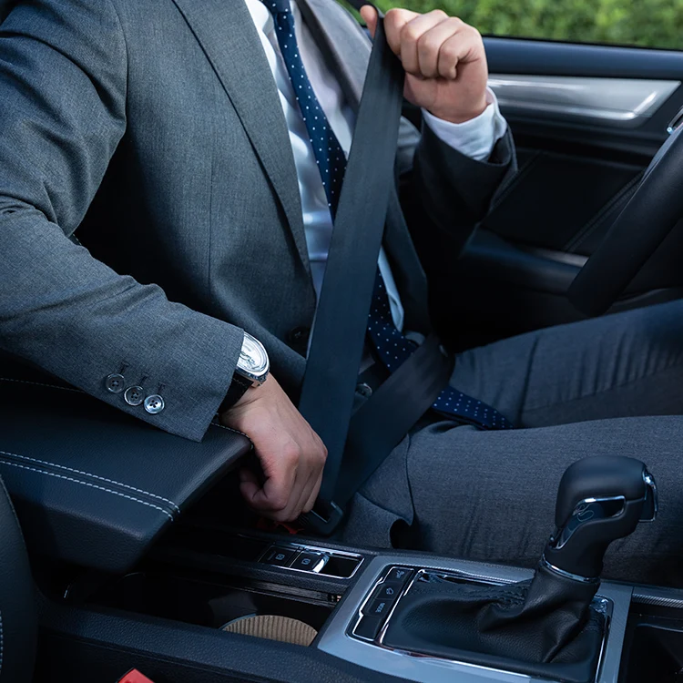 Le principe de travail et l'utilisation de la ceinture de sécurité de voiture.